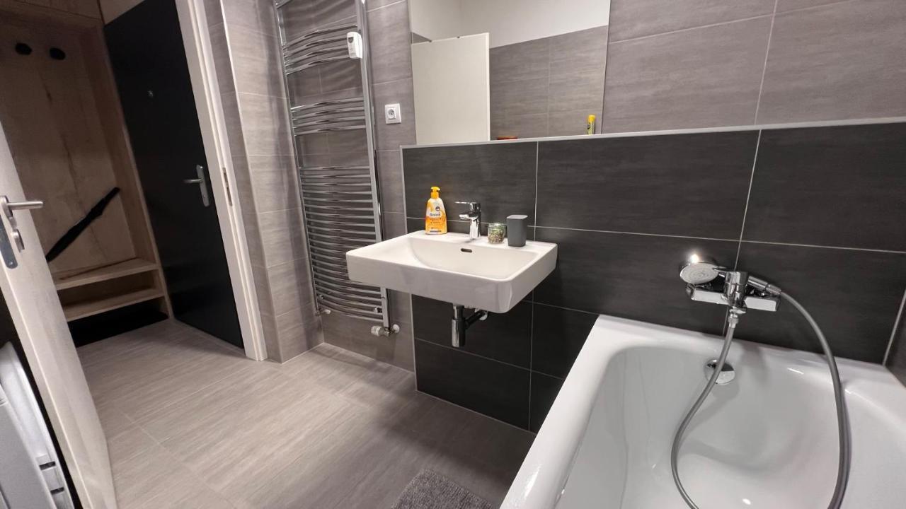 2 Room Apartment, With A View Of The Castle Bratislava Eksteriør bilde