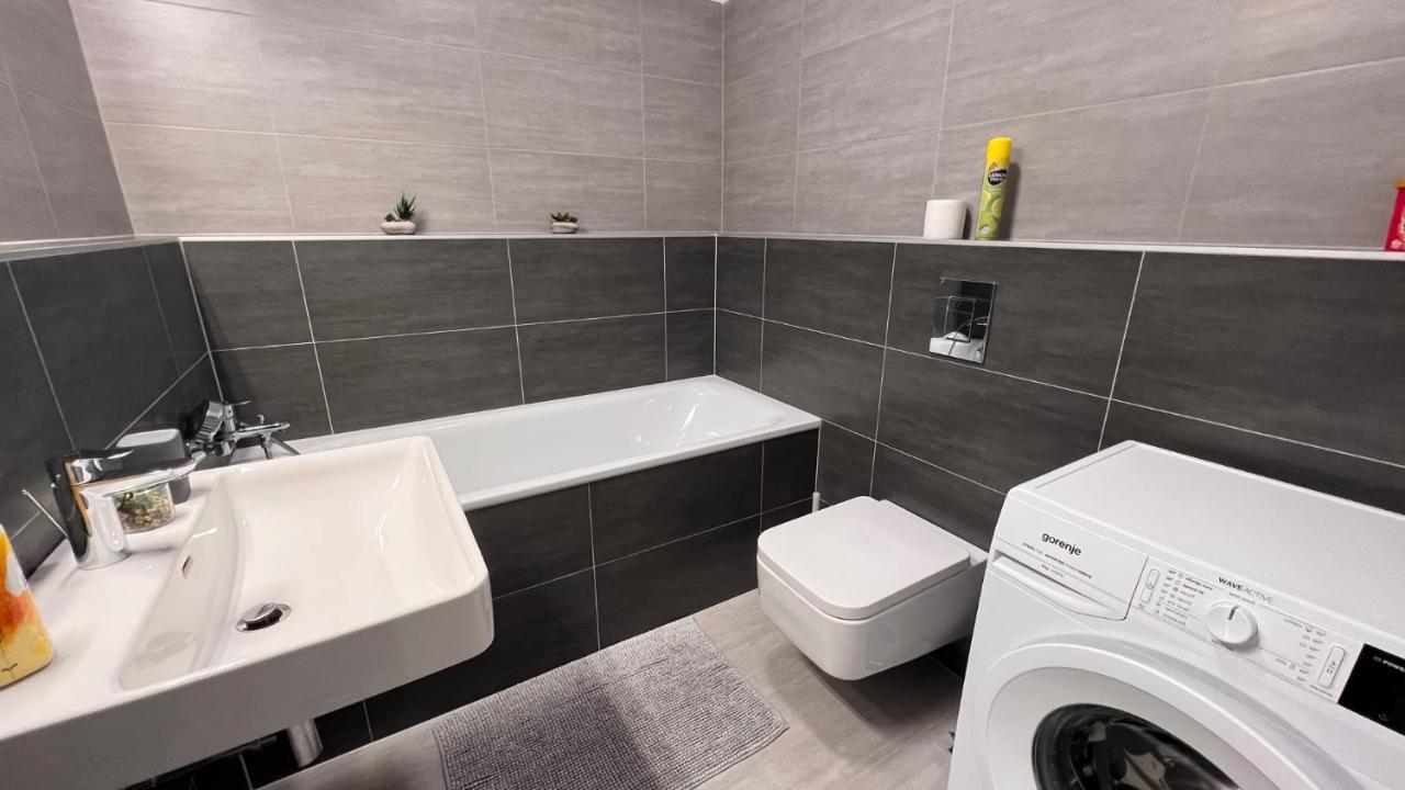 2 Room Apartment, With A View Of The Castle Bratislava Eksteriør bilde